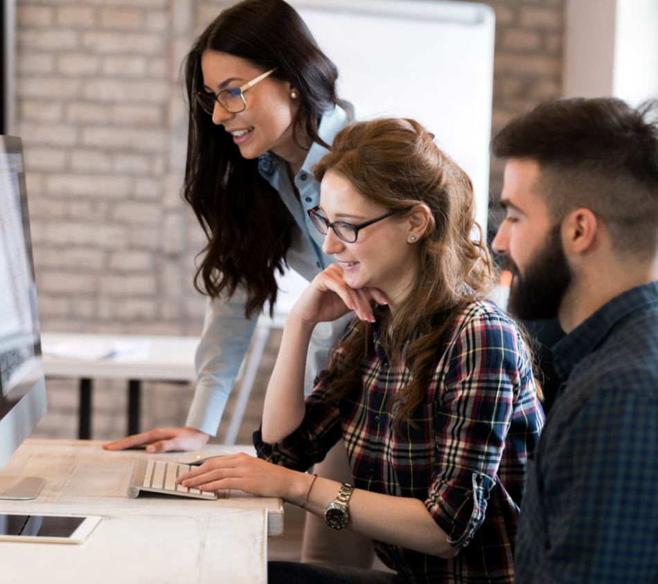 Femme professionnelle travaillant sur ordinateur dans un environnement moderne et inspirant