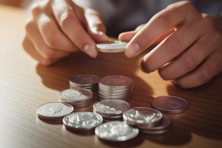 Faut-il vendre ses pièces en argent : achat et vente expliqués