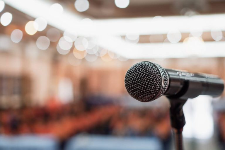 Coaching vocal : quelles techniques renforcent la confiance à l&rsquo;oral ?